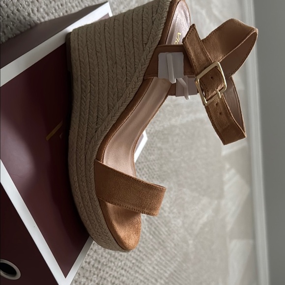 Elegant Tan Wedge Sandals with Adjustable Straps - Picture 6 of 9